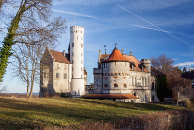 zeigt das Schloss Lichtenstein mit blauem Himmel
