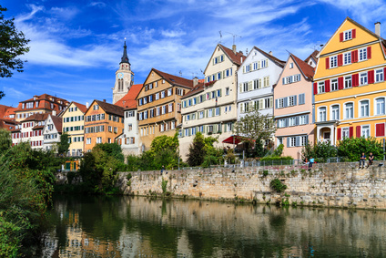 zeigt schöne Häuser in Tübingen an der Necker